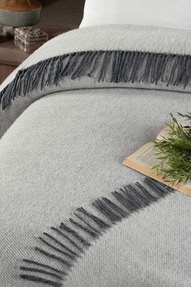 Orta Gri Çift Kişilik Yünlü Battaniye