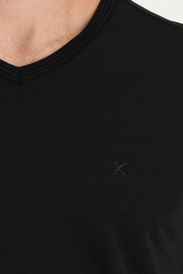Siyah V Yaka Slim Fit Dar Kesim Nakışlı Tişört
