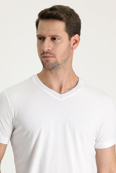 Beyaz V Yaka Slim Fit Dar Kesim Nakışlı Tişört