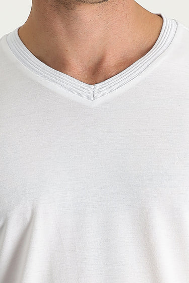 Beyaz V Yaka Slim Fit Dar Kesim Nakışlı Tişört