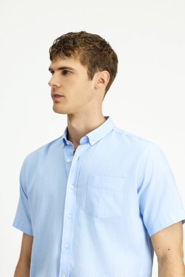 Açık Mavi Kısa Kol Relaxed Fit Düğmeli Yaka Keten Görünümlü Pamuk Spor Gömlek