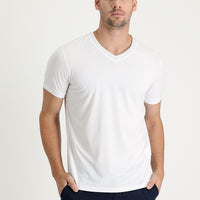 Beyaz V Yaka Slim Fit Dar Kesim Nakışlı Tişört