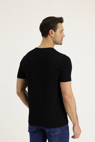  Siyah V Yaka Slim Fit Dar Kesim Nakışlı Tişört