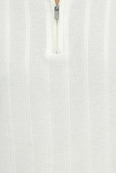 Kırık Beyaz Polo Yaka Regular Fit Fermuarlı Desenli Pamuklu Tişört