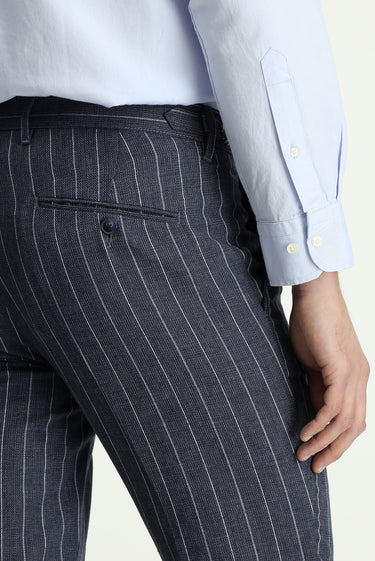 Orta Lacivert Slim Fit Dar Kesim Keten Karışımlı Çizgili Tokalı Klasik Kumaş Pantolon
