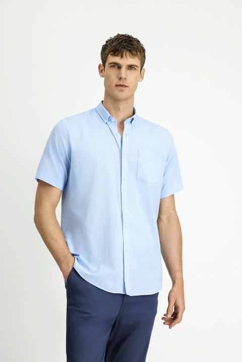 Açık Mavi Kısa Kol Relaxed Fit Düğmeli Yaka Keten Görünümlü Pamuk Spor Gömlek